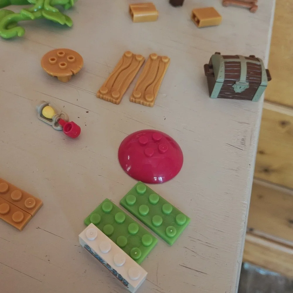 2010 MEGA BLOKS Papa Smurf's House 10709 Incomplete [Missing Figures] B2